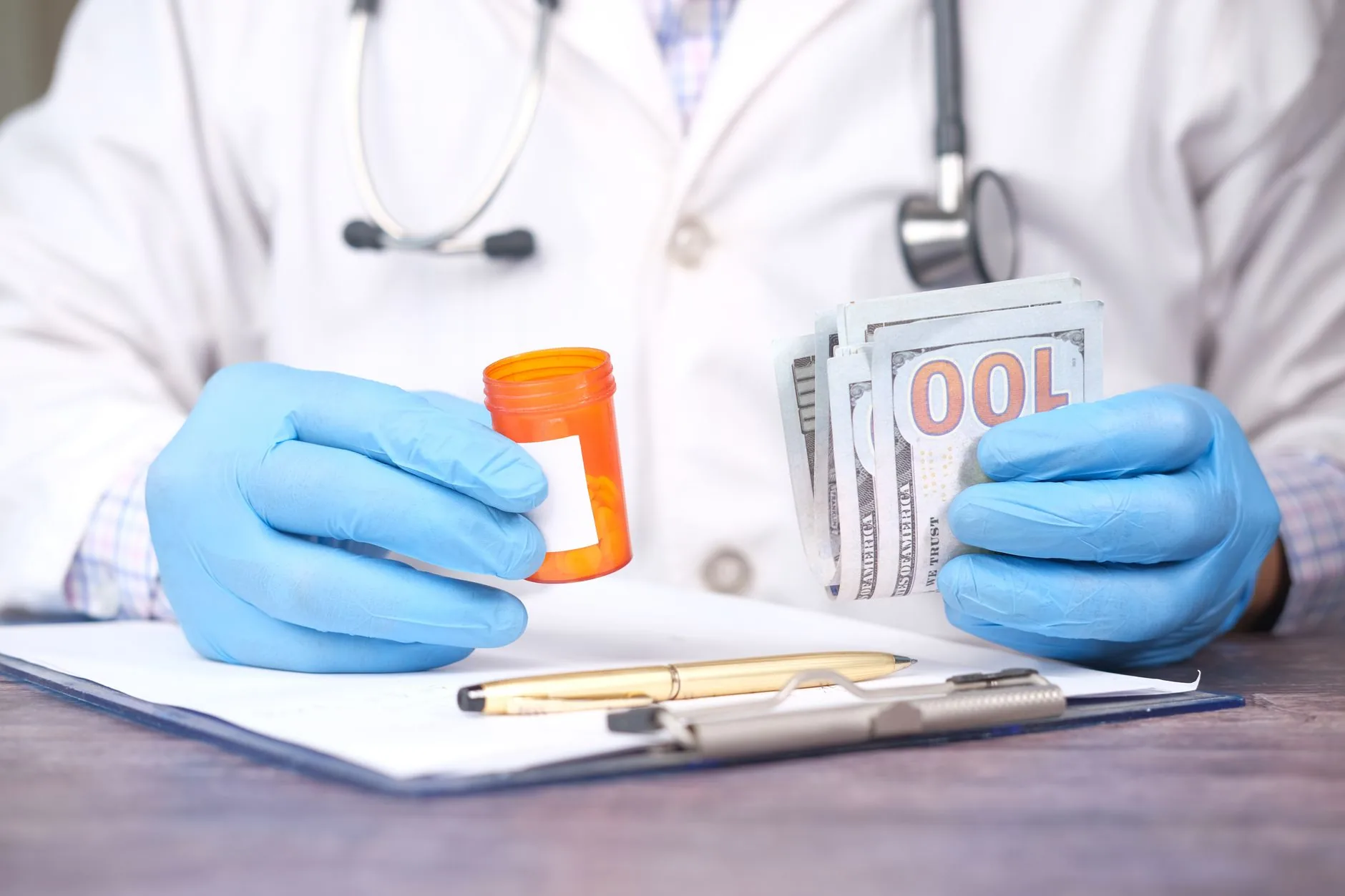 Un estetoscopio apoyado sobre dinero en efectivo, que representa el aumento de las primas del seguro médico del ACA en 2026